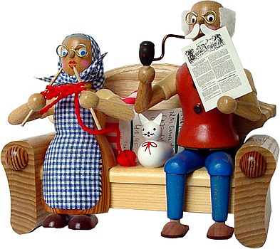R�uchermann Oma und Opa auf dem Sofa