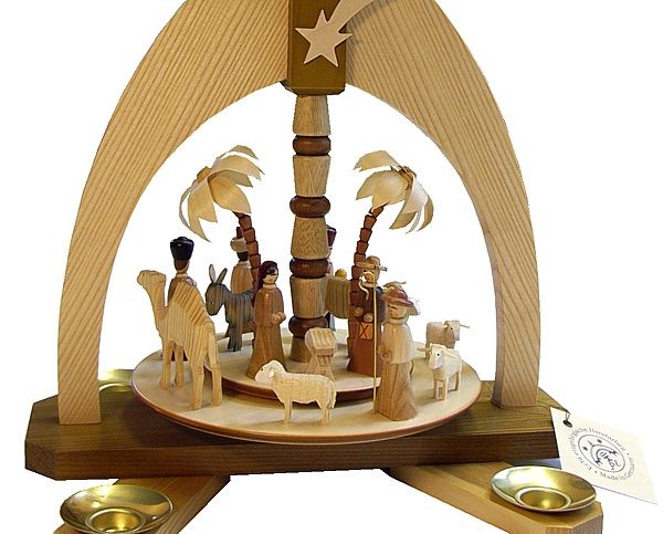 Weihnachtspyramide mit feststehender Krippe