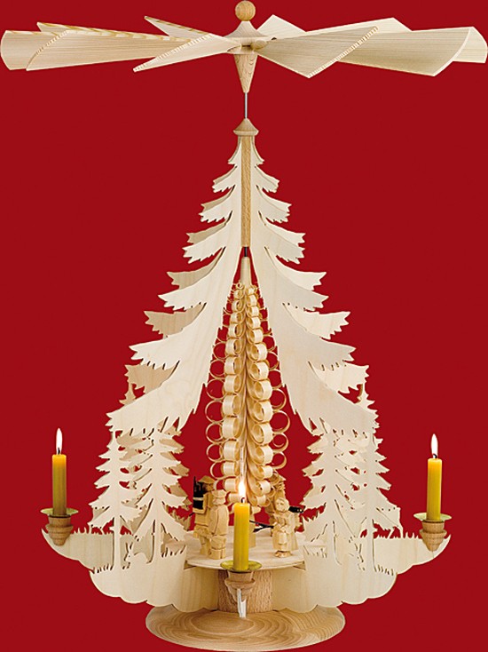Große Pyramide geschnitzte Waldfiguren Große Pyramide geschnitzte Waldfiguren