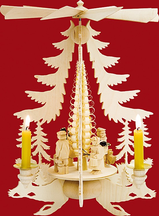 Kleine Pyramide geschnitzte Waldfiguren Kleine Pyramide geschnitzte Waldfiguren