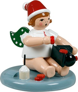 Weihnachtsengel mit Lok - sitzend, mit Mütze
