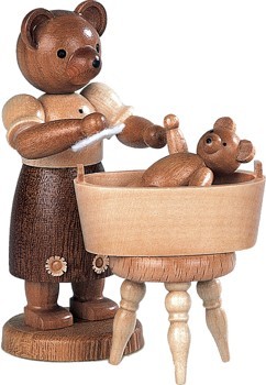 Bärenmutter mit badendem Kind Bärenmutter mit badendem Kind