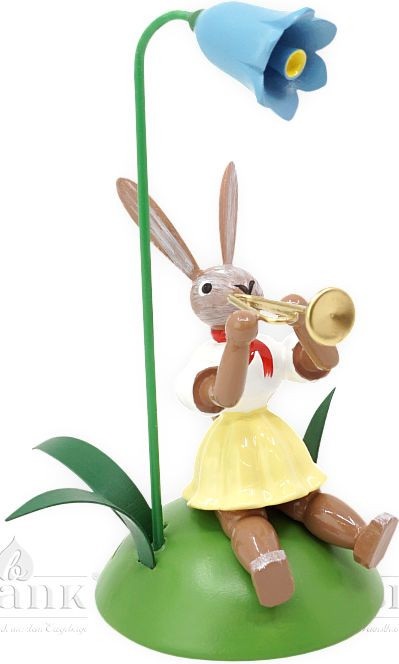 Osterhase sitzend mit Glockenblume und Trompete, farbig
