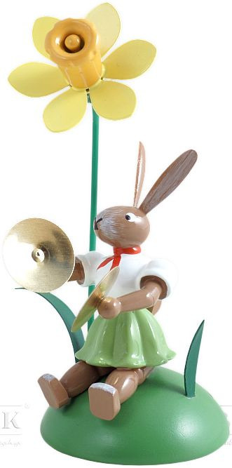 Osterhase sitzend mit Narzisse und Becken, farbig