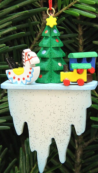 Baumbehang Baum mit Spielzeug auf Eiszapfen Baumbehang Baum mit Spielzeug auf Eiszapfen