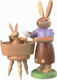 Hasenmutter mit badendem Kind Hasenmutter mit badendem Kind