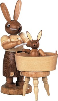 Hasenmutter mit badendem Kind Hasenmutter mit badendem Kind