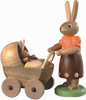 Hasenmutter mit Kinderwagen Hasenmutter mit Kinderwagen