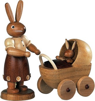 Hasenmutter mit Kinderwagen Hasenmutter mit Kinderwagen