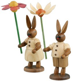 Hasenpaar mit Blumen / natur