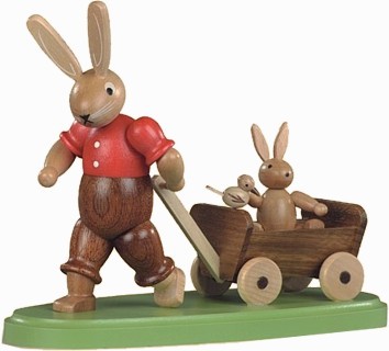 Hasenvater mit Kind auf Bollerwagen Hasenvater mit Kind auf Bollerwagen