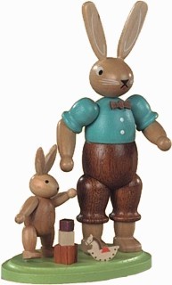 Hasenvater mit spielendem Kind Hasenvater mit spielendem Kind
