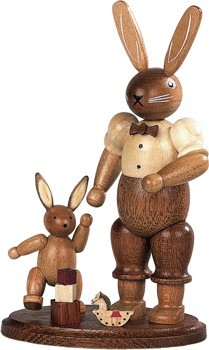Hasenvater mit spielendem Kind Hasenvater mit spielendem Kind