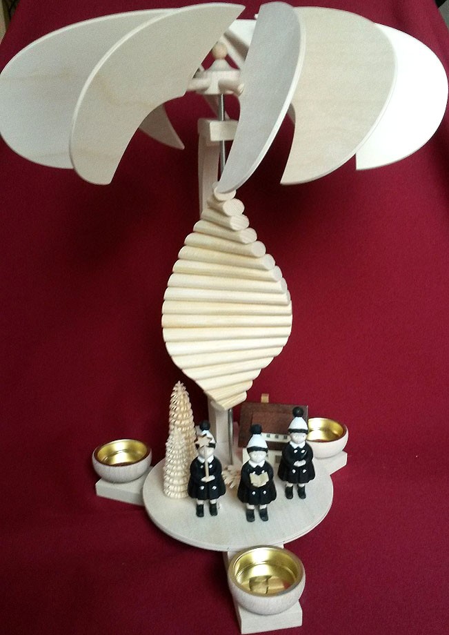 Pyramidenspirale natur mit Kurrendefiguren, schwarz Pyramidenspirale natur mit Kurrendefiguren, schwarz