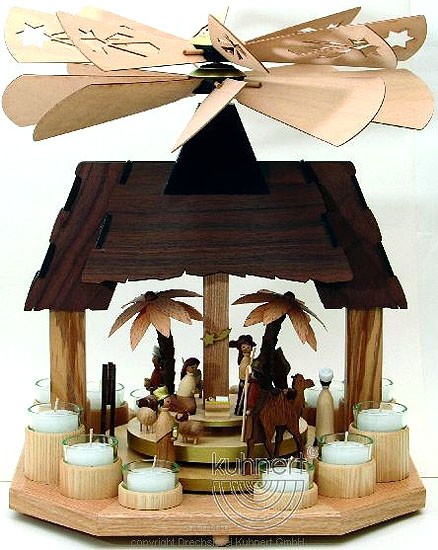 Doppelpyramide Haus mit Weihnachtskrippe Doppelpyramide Haus mit Weihnachtskrippe