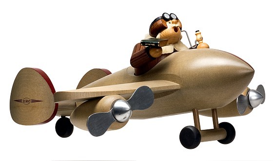 Kantenhocker Pilot mit Flugzeug Kantenhocker Pilot mit Flugzeug