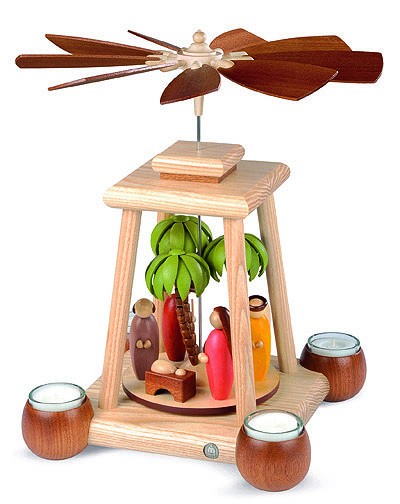Moderne Säulenpyramide mit Christi Geburt Moderne Säulenpyramide mit Christi Geburt