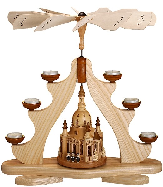 Pyramide mit großer Dresdner Frauenkirche, Sängern und Bäumchen Pyramide mit großer Dresdner Frauenkirche, Sängern und Bäumchen