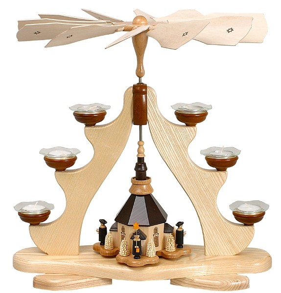 Pyramide mit großer Seiffener Kirche, Kurrende und Bäumchen Pyramide mit großer Seiffener Kirche, Kurrende und Bäumchen