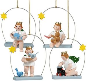 Baumbehang spielende Engel auf Himmelsschaukel, mit Krone Baumbehang spielende Engel auf Himmelsschaukel, mit Krone