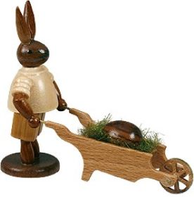 Hase mit Schubkarre und Osterei / natur