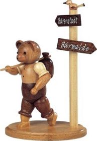 Bär Wanderer am Wegweiser Bär Wanderer am Wegweiser