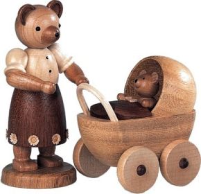 Bärenmutter mit Kinderwagen