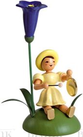 Blumenkind mit Enzian und Gong, sitzend, farbig