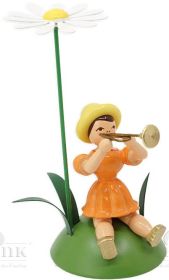 Blumenkind mit Margerite und Trompete, sitzend, farbig