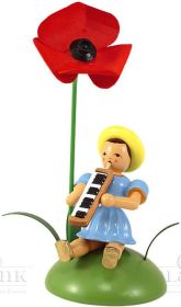 Blumenkind mit Mohnblume und Melodika, sitzend, farbig