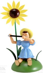 Blumenkind mit Sonnenblume und Querflöte, sitzend, farbig
