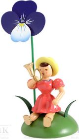 Blumenkind mit Stiefmütterchen und Jagdhorn, sitzend, farbig