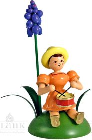 Blumenkind mit Traubenhyazinthe und Trommel, sitzend, farbig