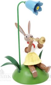 Osterhase sitzend mit Glockenblume und Trompete, farbig