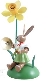Osterhase sitzend mit Narzisse und Becken, farbig