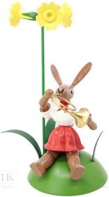 Osterhase sitzend mit Primel und Waldhorn, farbig