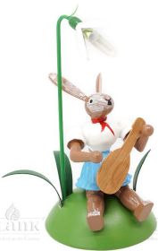 Osterhase sitzend mit Schneeglöckchen und Mandoline, farbig