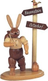 Hase Wanderer am Wegweiser