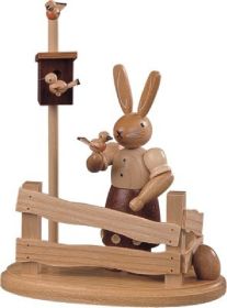 Hasenfrau am Gartenzaun