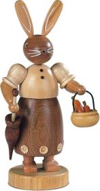 Hasenfrau mit Schirm und Korb natur