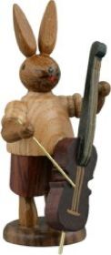 Hasenmusikant mit Bassgeige / natur