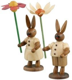 Hasenpaar mit Blumen / natur