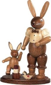 Hasenvater mit spielendem Kind