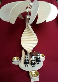 Pyramidenspirale natur mit Kurrendefiguren, schwarz Pyramidenspirale natur mit Kurrendefiguren, schwarz