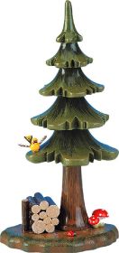 Sommerbaum mit Holzstapel