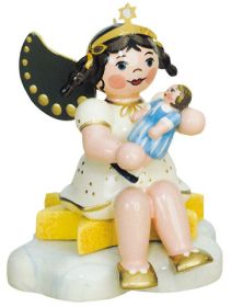 Engel mit Puppe, sitzend