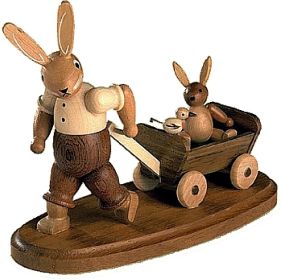 Hasenvater mit Kind auf Bollerwagen