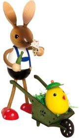 Hase mit Schubkarre und Küken