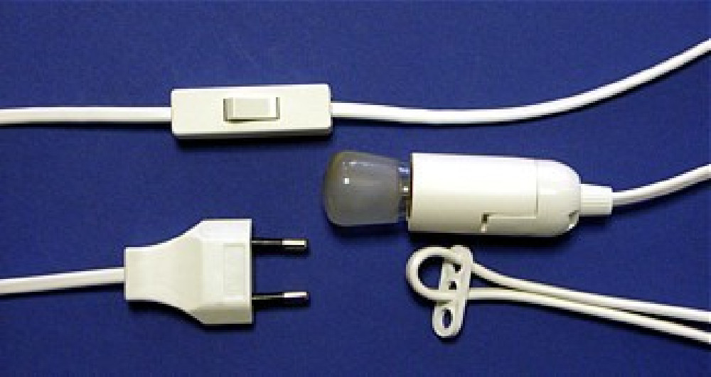 Kabel mit Stecker, Schalter, Fassung und Glühlampe