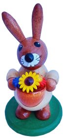 Hase mit Blumenkorb, auf Sockel